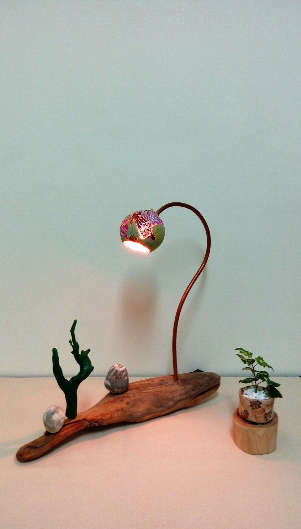 蝶が飛ぶ魅力的な常夜灯！天然素材、木の香りがとても新鮮！