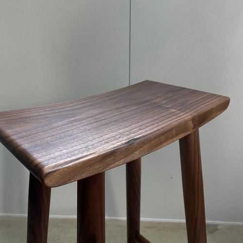 LaTree キッチンハイスツール　ウォールナット無垢材　展示品 無垢の家具とインテリア雑貨『Latree ラトレ』|キッチンハイスツール