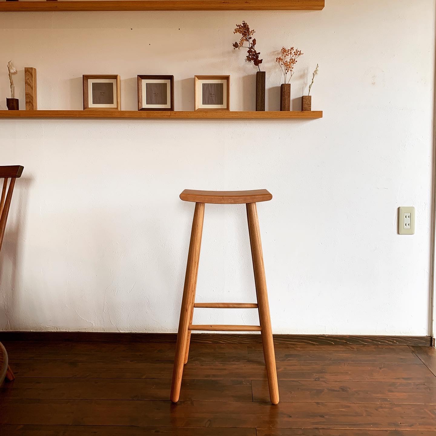 在庫あり　椅子　スツール　キッチン　リビング　ナチュラル　ブラック　パイン材