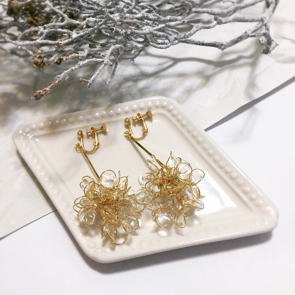cLeAr flowers 手作透明花束耳環-金色 L size（可改夾） 第1張的照片