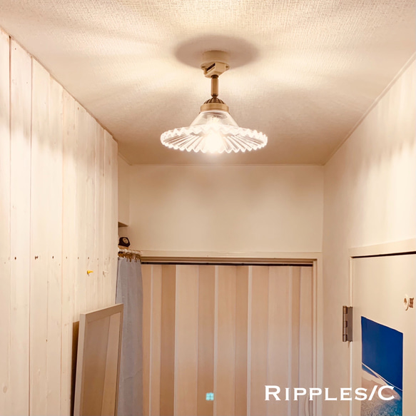 天井照明 Ripples/CBG リップルス シーリングライト ガラスシェード 角度自在器付真鋳ホルダー器具 1枚目の画像