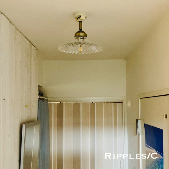 天井照明 Ripples/CBG リップルス シーリングライト ガラスシェード 角度自在器付真鋳ホルダー器具 4枚目の画像
