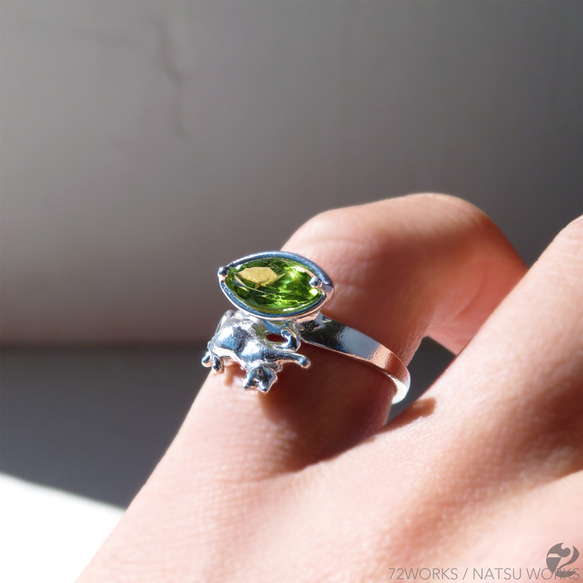 ペリドットと猫 リング ＊ Peridot & Cat Ring 2枚目の画像