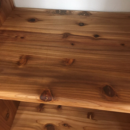 すべての角を丸め、家族みんなが安心して使える収納棚】国産杉