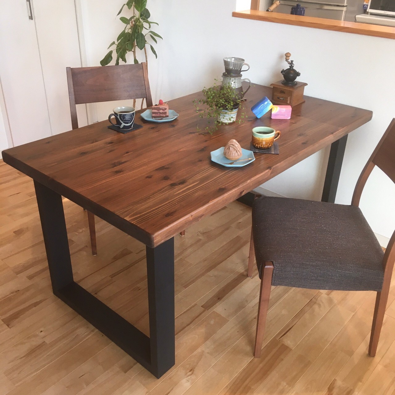【みんなが安心して使える＊全ての角を丸めたダイニングテーブル】国産杉の無垢材　ダークウォルナット色【オーダー可】