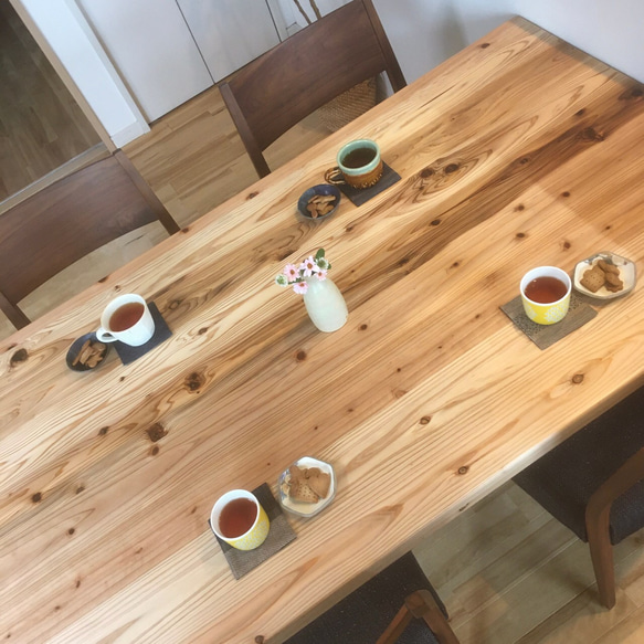 国産杉の無垢材　サイズ・カラーオーダー可能　ホワイトレッグ　カントリー　カフェ風　ダイニングテーブル　角が丸く安心安全 2枚目の画像