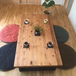 【サイズカラーオーダー可能】国産杉の無垢材　カフェ風ダイニングテーブル　座卓　角が丸く安心安全 3枚目の画像