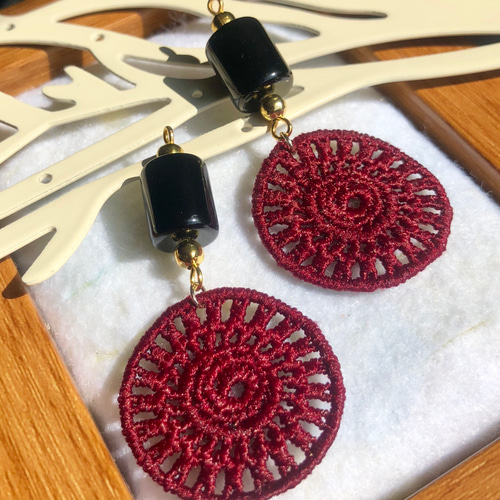 SALE】送料無料☆レトロな透かしチャームのモード系大人可愛いピアス  