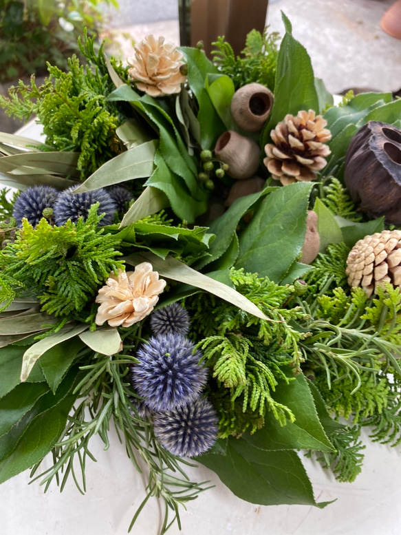 生花【一年中飾れる森林浴　癒しのグリーンリース　季節のドライ木の実つき】　送料無料 2枚目の画像