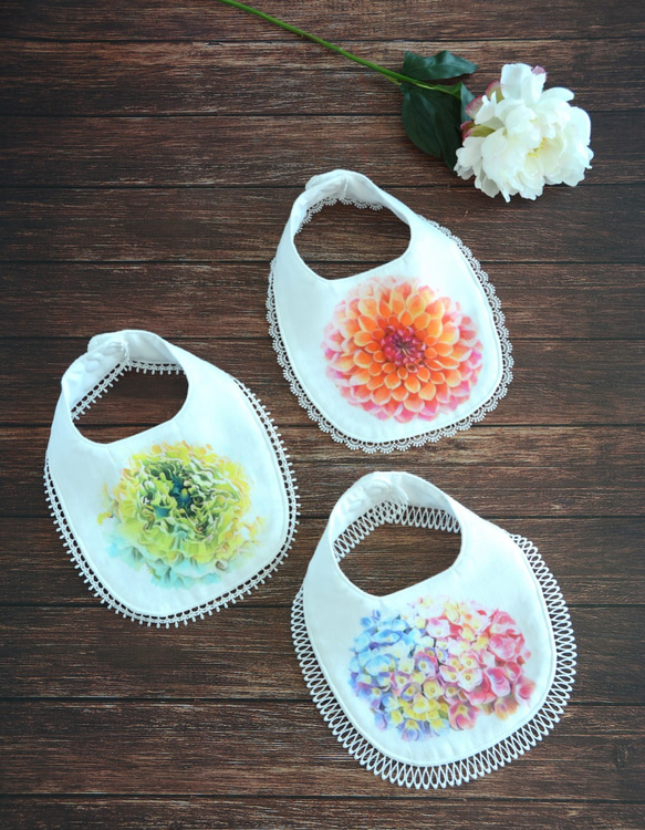 Flower Bibs 　お花のスタイ　ー華やかレースをあしらってー　【ピンクダリア/白ダリア/あじさい】 2枚目の画像