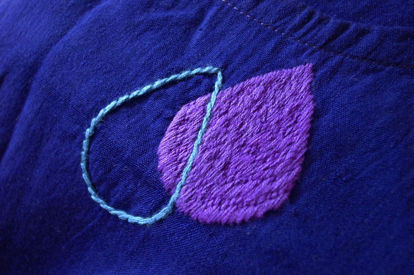 [乐拍子X TURN TURN] [フェアトレードフェアトレード]手編み綿ロングコート刺繍（水滴_青紫） 4枚目の画像