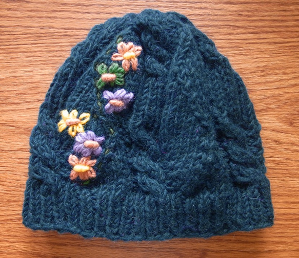 羊毛 手工編織 毛帽 刺繡小花 寶藍 第3張的照片