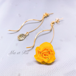 【1136】黄色の薔薇とパールビーズのピアス／イヤリング 黄色 バラのつぼみ ピアス/イヤリング ピアス（スタッド・一粒） Ma et