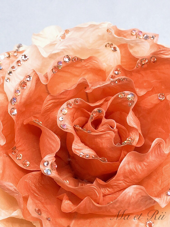 サーモンピンク×クリーム バラのコサージュ 3枚目の画像
