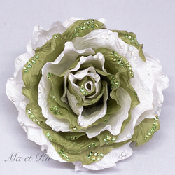 モスグリーン×白 バラのコサージュ・髪飾り 2枚目の画像