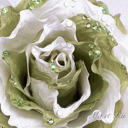 モスグリーン×白 バラのコサージュ・髪飾り 3枚目の画像