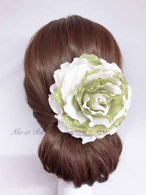 モスグリーン×白 バラのコサージュ・髪飾り 4枚目の画像