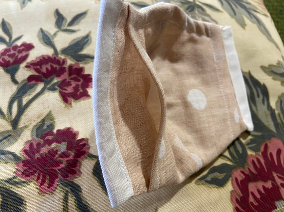 ダブルガーゼ　普通サイズ立体マスク　フィルターポケット付き　白✖️ベージュ水玉 3枚目の画像
