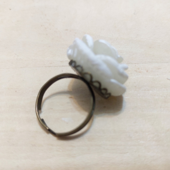 白玫瑰樹脂黏土戒指 (Resin Clay) 第4張的照片