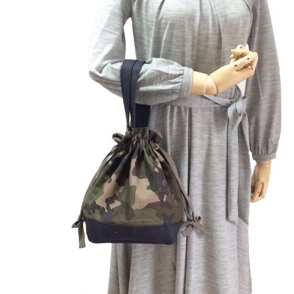 メンズテイストの迷彩　リボン巾着バッグ　巾着トートバッグ　母の日　ブラックデニム✕カモフラージュ　黒　春　　603 3枚目の画像