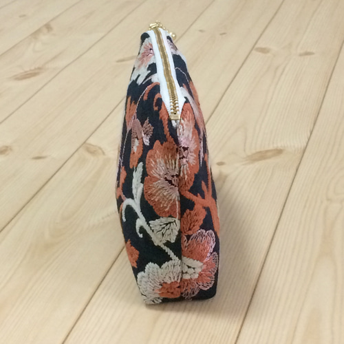 レトロな花柄刺繍のメイクポーチ 内布サテン ポケット付き マチ付き 紺