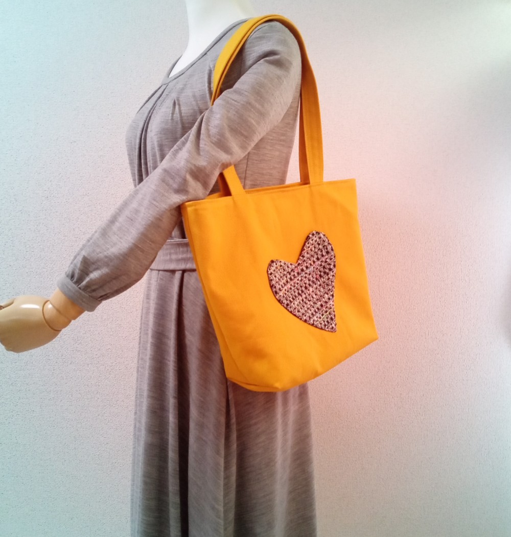 A4対応☆ファスナーポケット付き　ハートポケットのトートバッグ　ツイード　マスタードイエロー　　731