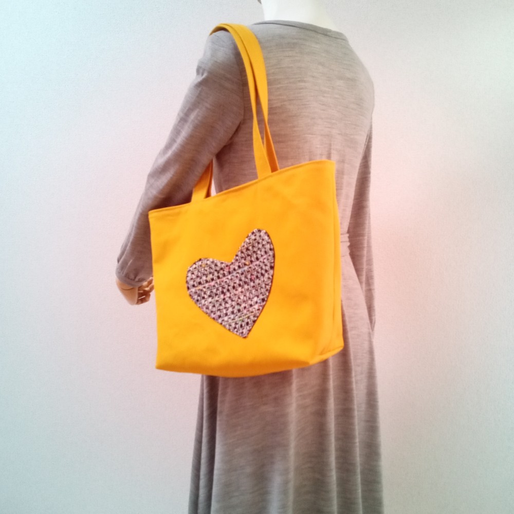 A4対応☆ファスナーポケット付き　ハートポケットのトートバッグ　ツイード　マスタードイエロー　　731