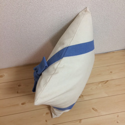 帆布 リボン ギフトラッピング クッションカバー 生成×水色（デニム） 2枚目の画像