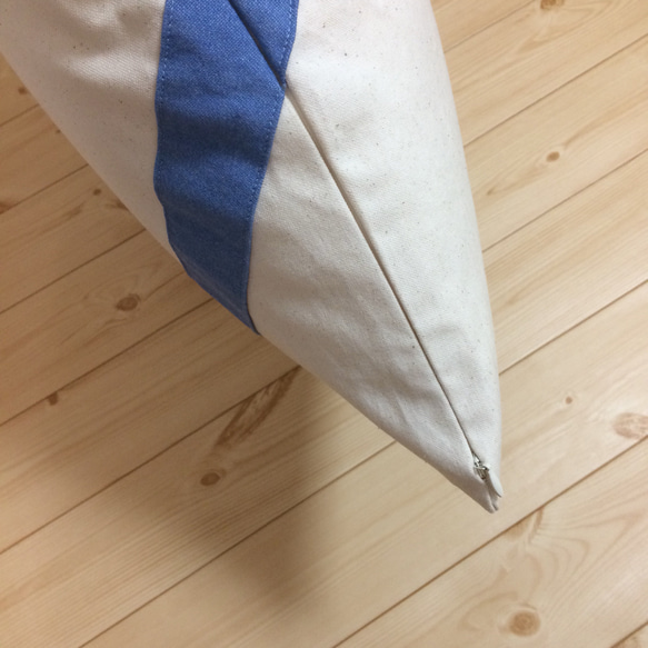帆布 リボン ギフトラッピング クッションカバー 生成×水色（デニム） 4枚目の画像