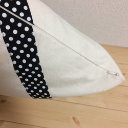 帆布　リボン　ギフトラッピング　クッションカバー　生成×黒ドット 4枚目の画像