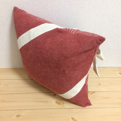 リボン　ギフトラッピング　クッションカバー　赤×生成帆布 3枚目の画像