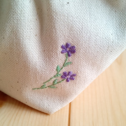 【在庫処分SALE】刺繍のギャザーポーチ　ころんとした形　小花柄　生成帆布　パープル　　120 3枚目の画像