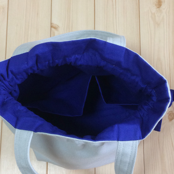 大人のコントラスト　リボン巾着バッグ　ライトグレー帆布×ブルー　　m-187 5枚目の画像