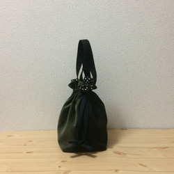 冬のオシャレに　別珍/ベロアのリボン巾着バッグ　ドット　カーキ/グリーン　m-475 4枚目の画像