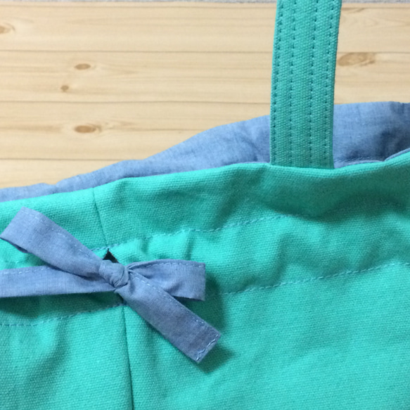 【動画あり】春到来♪エメラルドグリーンの巾着バッグ　水色ダンガリーの紐リボン 4枚目の画像