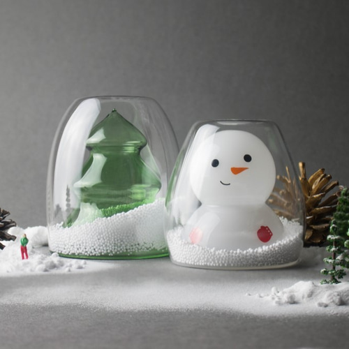 クリスマスツリーと雪だるま 雪の中のクリスマスツリーと雪だるまのイラスト素材 [96206359