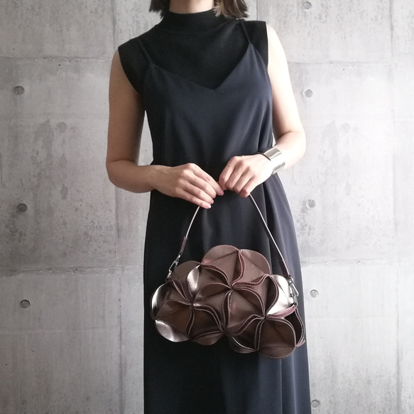 ELEMOOD エレムード幾何学的なお花の2wayウエストバッグ・ポシェット メタリック本革】幾何学的なお花のポシェット/6493bronze ポシェット