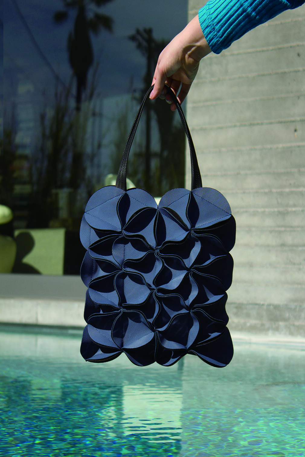 幾何学的なお花のロングトートバック/6509NAVY