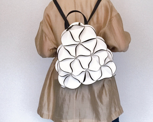 【美品】ELEMOODエレムード2WAYショルダーバックハンドバッグ花白ホワイト 2Way幾何学的なお花のリュック・ショルダーバッグ-WHITE