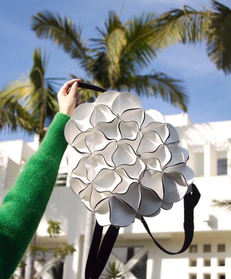 幾何学的なお花のリュック-WHITE