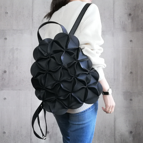 幾何学的なお花のリュック6525/BLACK リュック・バックパック