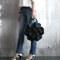 幾何学的なお花のトートバッグ/6465BLACK トートバッグ ELEMOOD