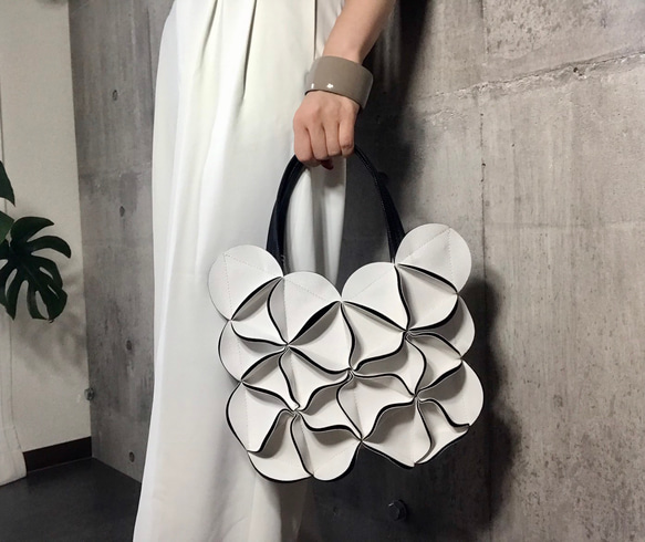 美品 elemood エレムード 幾何学的なお花のバタフライハンドバッグ 幾何学的なお花のバタフライハンドバッグ/6508WHITE ハンドバッグ