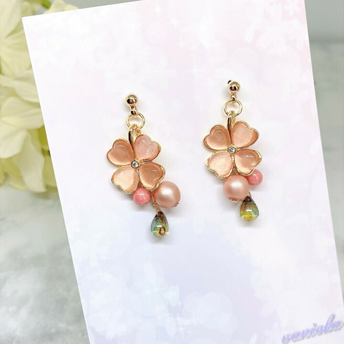 四つ葉のクローバーピアス(ピンク） ピアス（スタッド・一粒