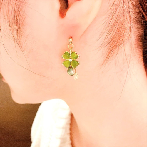 四つ葉のクローバーピアス(ピンク) ピアス(スタッド・一粒 四つ葉のクローバーピアス(ピンク) ピアス(スタッド・一粒
