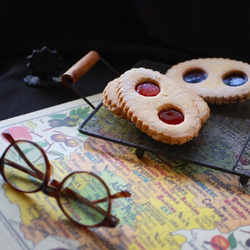 めがね型の可愛いフランス菓子＊リュネット ドゥ ロマン / フランボワーズのジャムをサンドしたクッキー / 焼き菓子 1枚目の画像