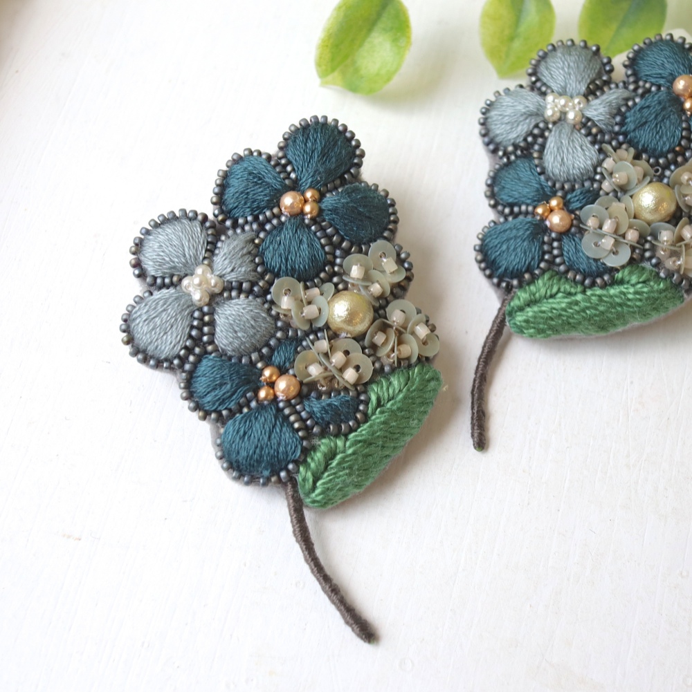 【再販】ぷっくりした小さなお花の集合体、オートクチュール刺繍のブローチ『アデル』