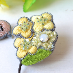 ぷっくりした小さなお花のミモザ、オートクチュール刺繍のブローチ『ルシル』 2枚目の画像