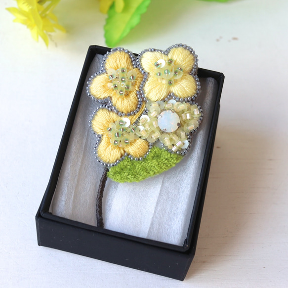 ぷっくりした小さなお花のミモザ、オートクチュール刺繍のブローチ『ルシル』 6枚目の画像