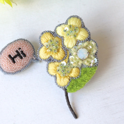 ぷっくりした小さなお花のミモザ、オートクチュール刺繍のブローチ『ルシル』 1枚目の画像